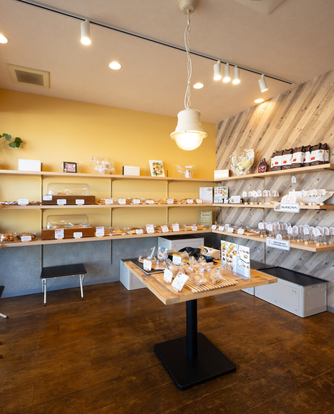 砂糖をまぶしたふわふわのこっぺパンが並ぶ様子