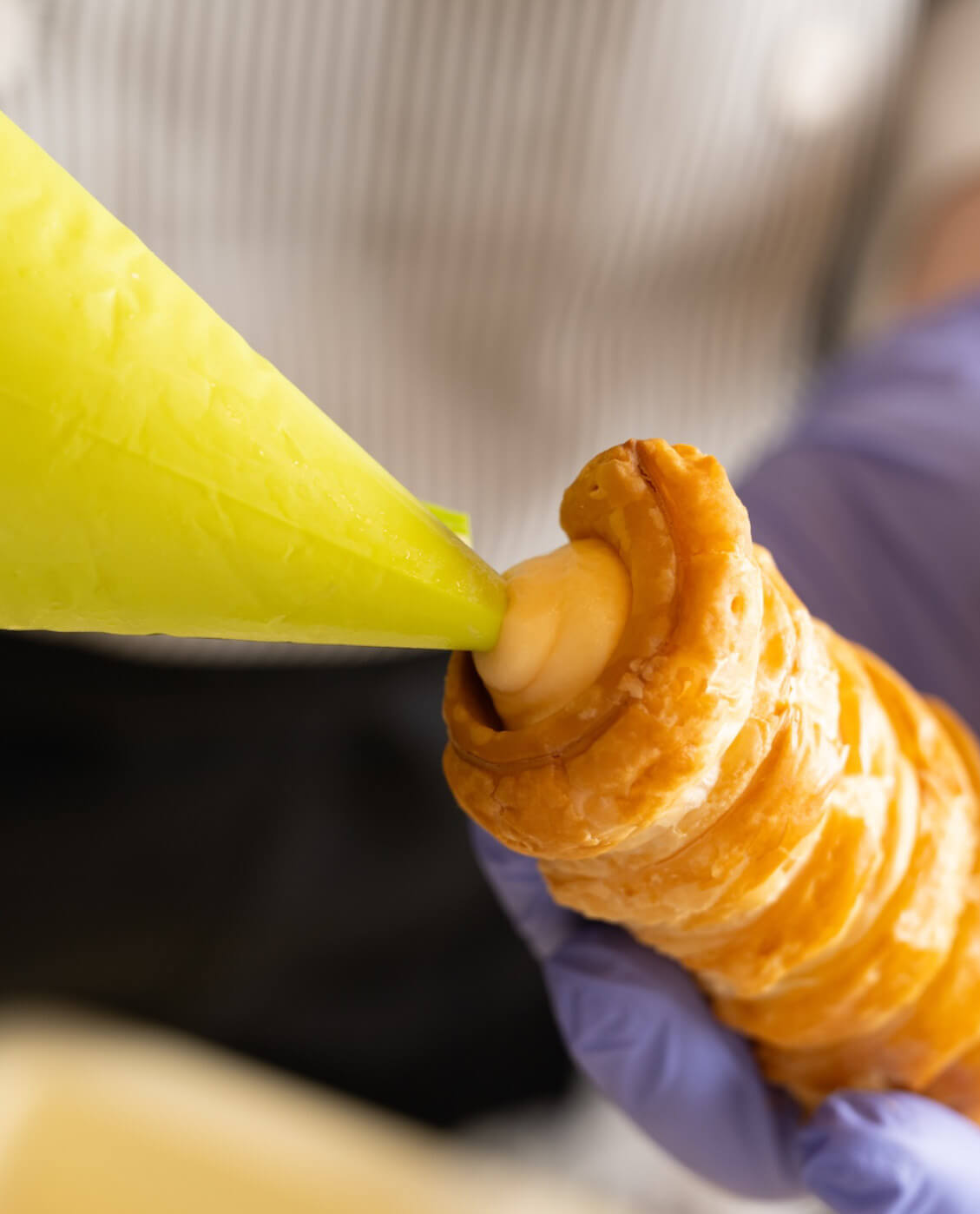 木の温もりある店内と棚に並ぶこっぺパンやコルネ