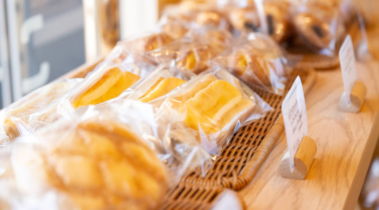 焼き上がったパンが並ぶ店内